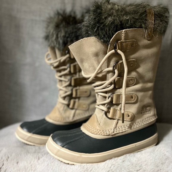 Sorel. Joan of Arctic Boots in Oatmeal. Like New, used once in box - Picture 2 of 4